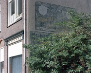 115838 Afbeelding van een oude, verweerde muurreclame op de zijgevel van het huis Oudwijkerveldstraat 12B te Utrecht.